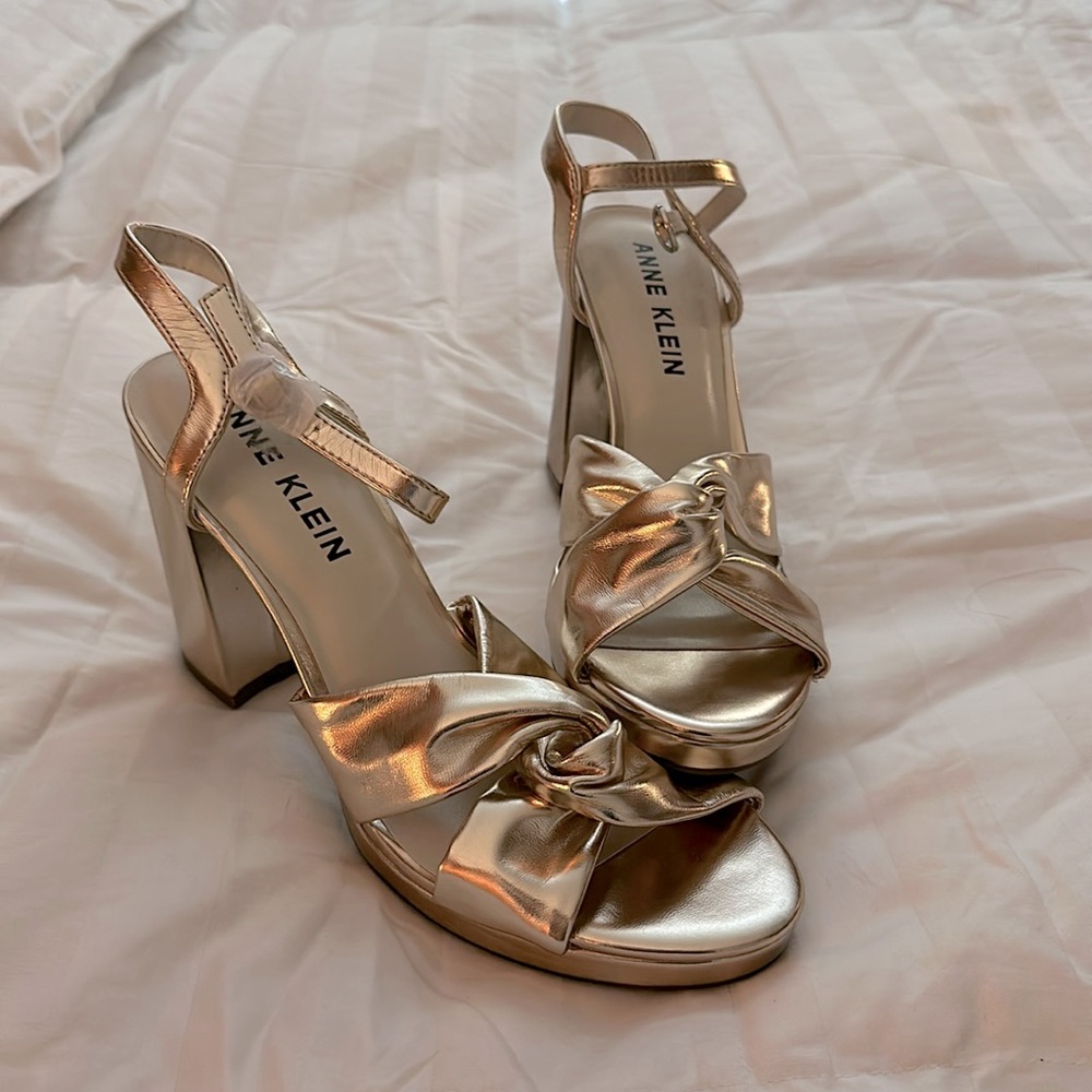 8.5 gold metallic Anne Klein heels, new